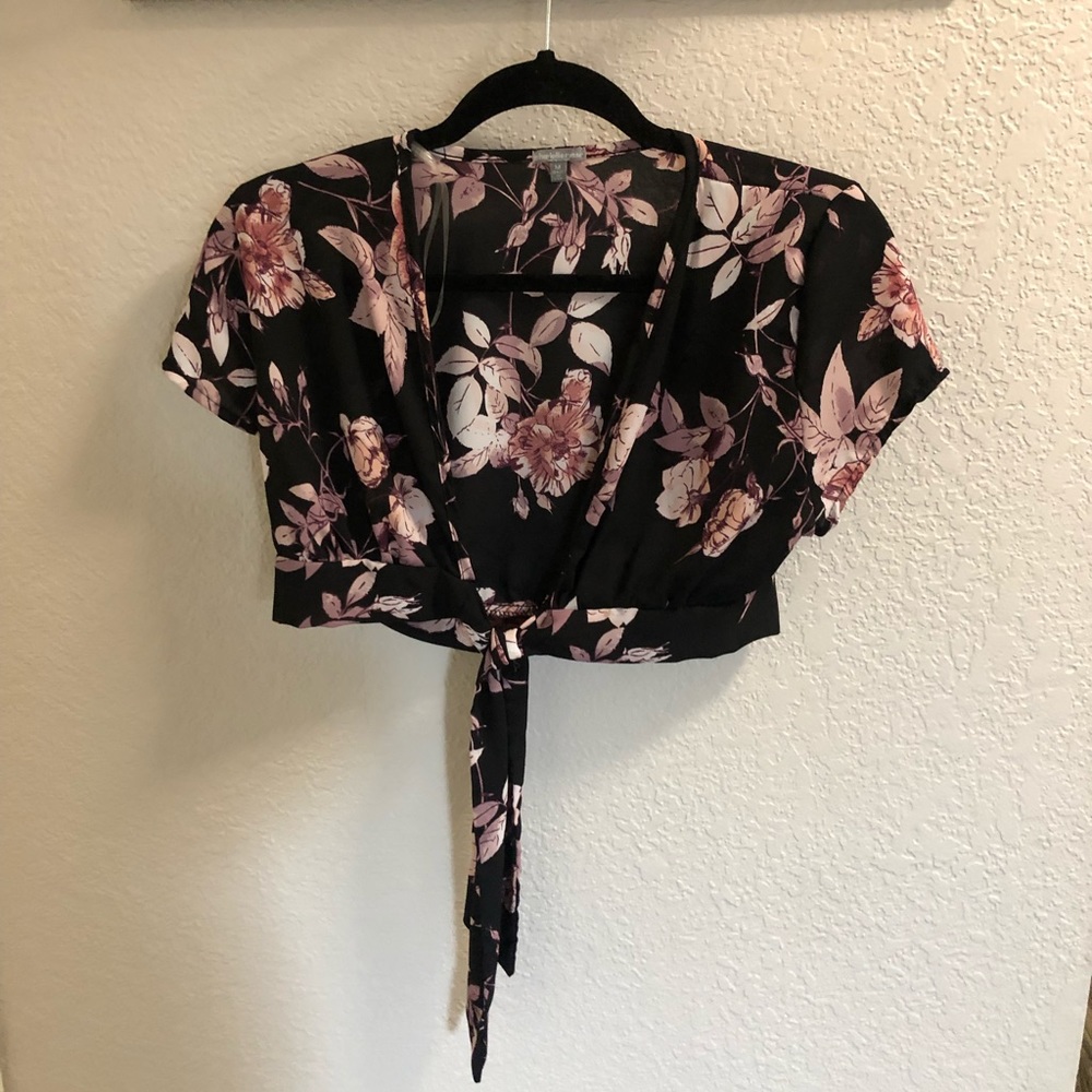 NEVER WORN MED CHARLOTTE RUSSE FLORAL TIE CROP TOP